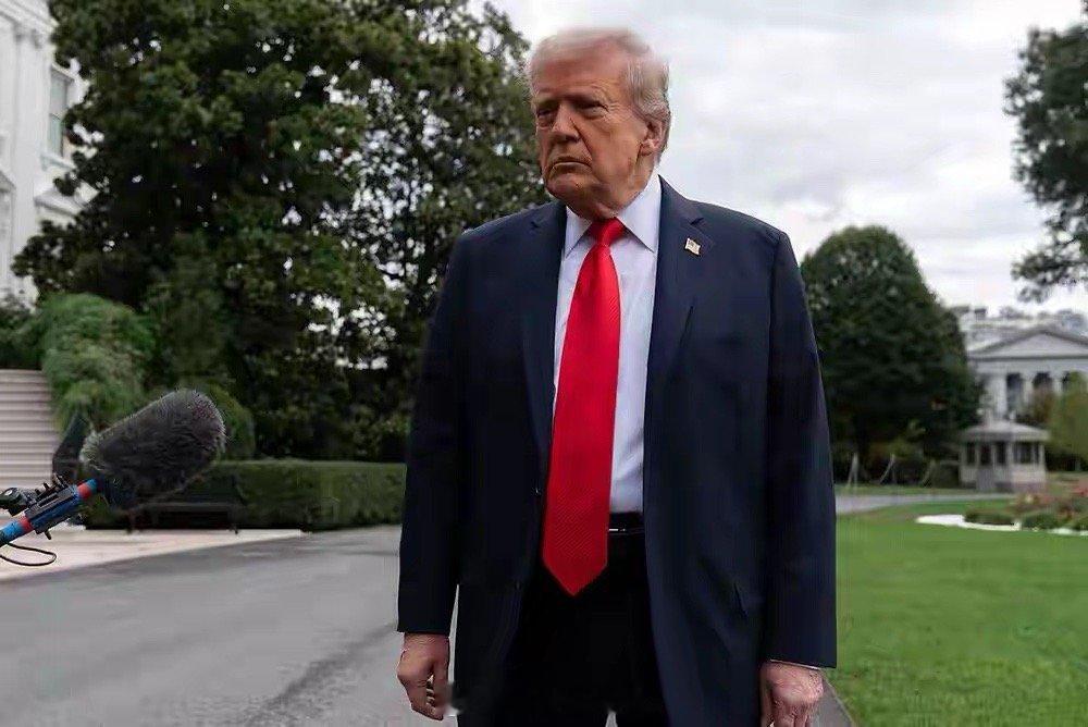 福特号就位，战争临近倒计时？中方不再观望，送出歼-20模型中东战云压顶，战争已进