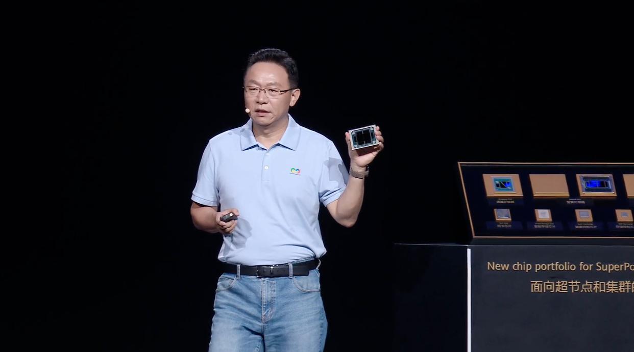 华为超节点布局：3个数字看懂系统级突围

传统集群通信开销占训练时间超40%，1