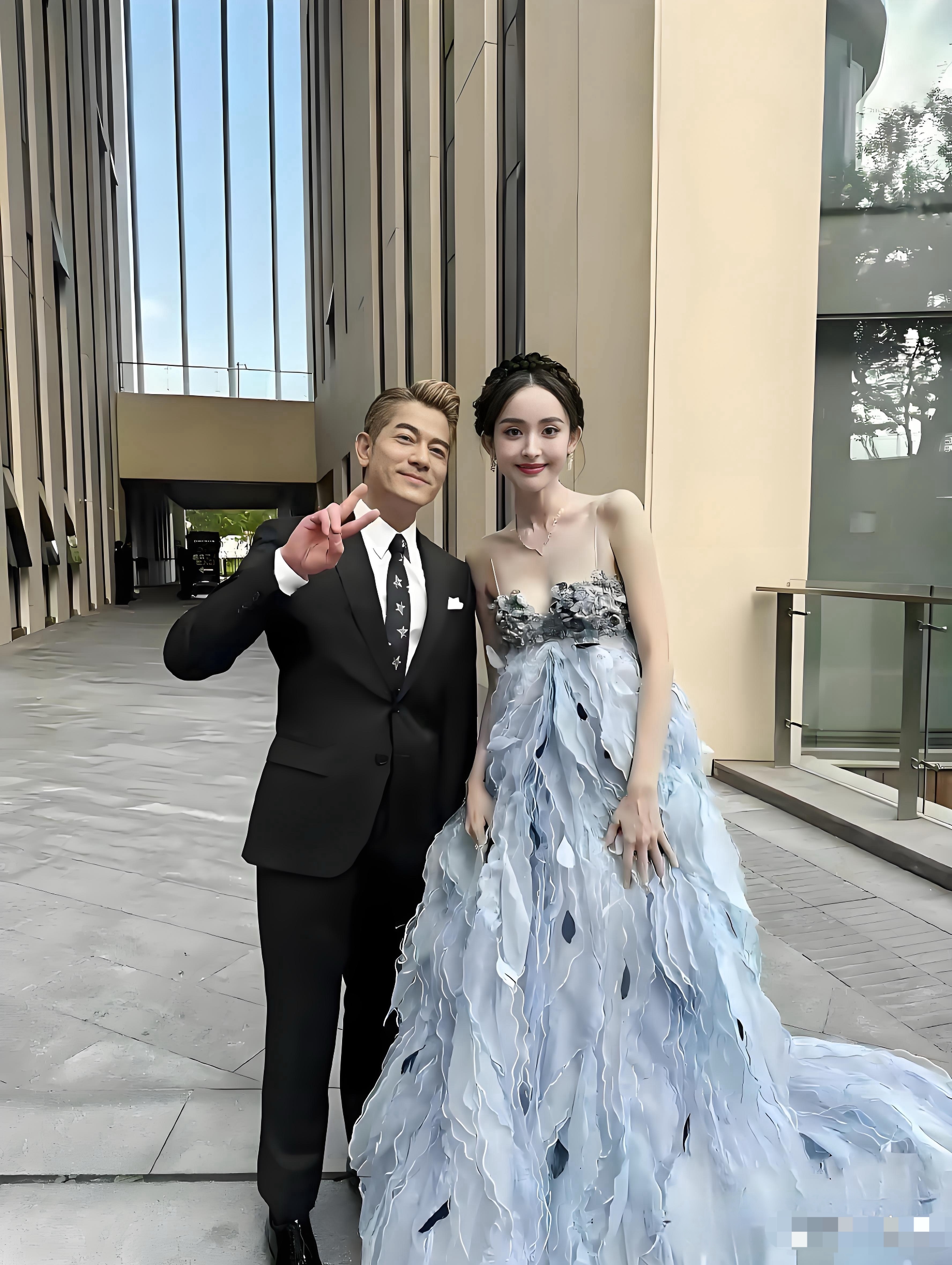 没想到娜扎是这么高啊，把天王显得这么娇小！！ 