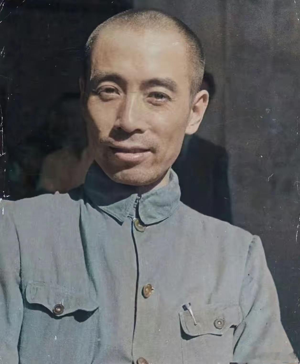1938年，周总理坚持在汉口抗战。时年40岁，儒雅而刚毅，向伟人致敬。