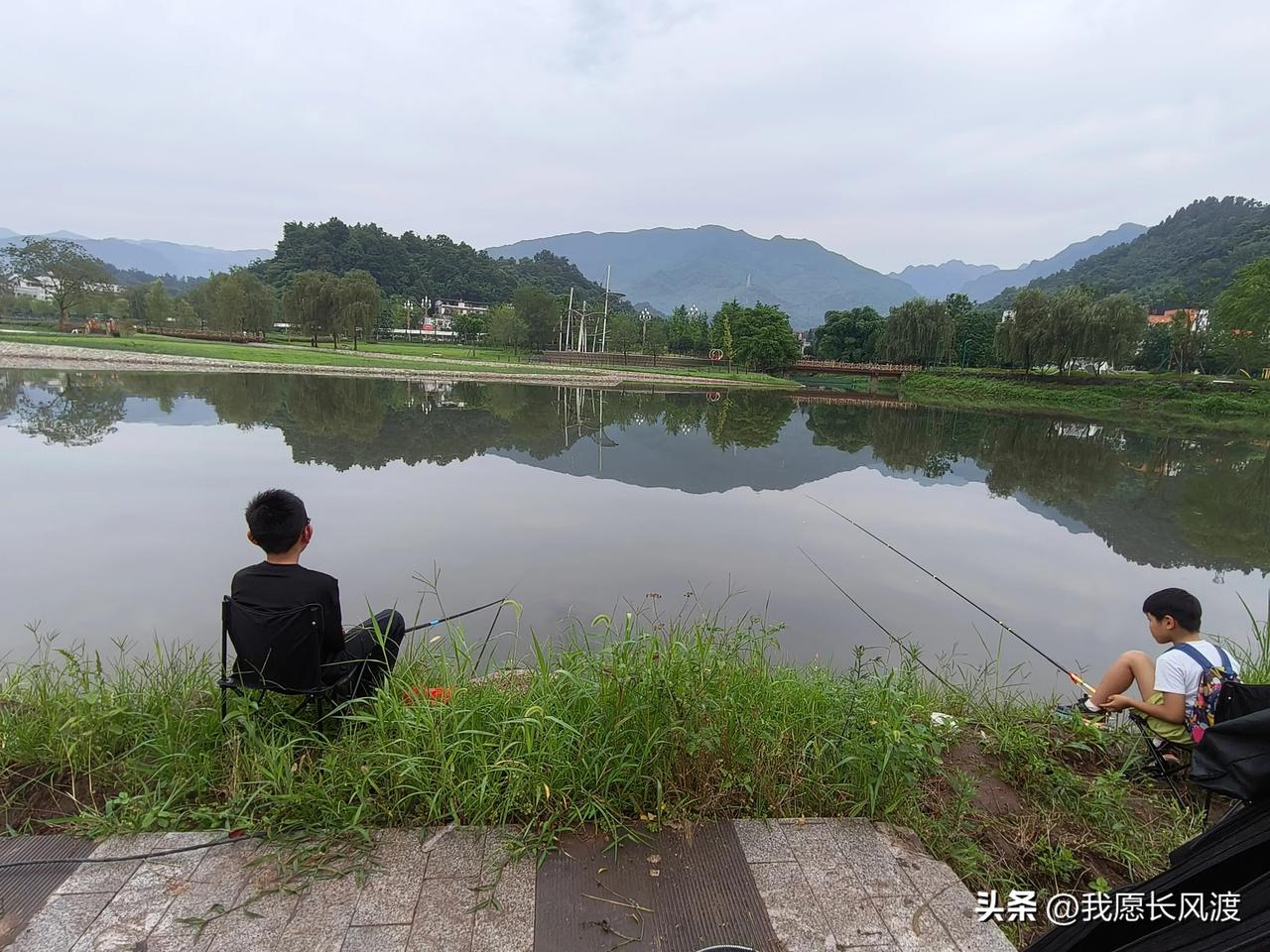 早上 6 点钟俩孩子就叫我起床

早早来到公园钓鱼

种菜基因刻在中国人骨子里