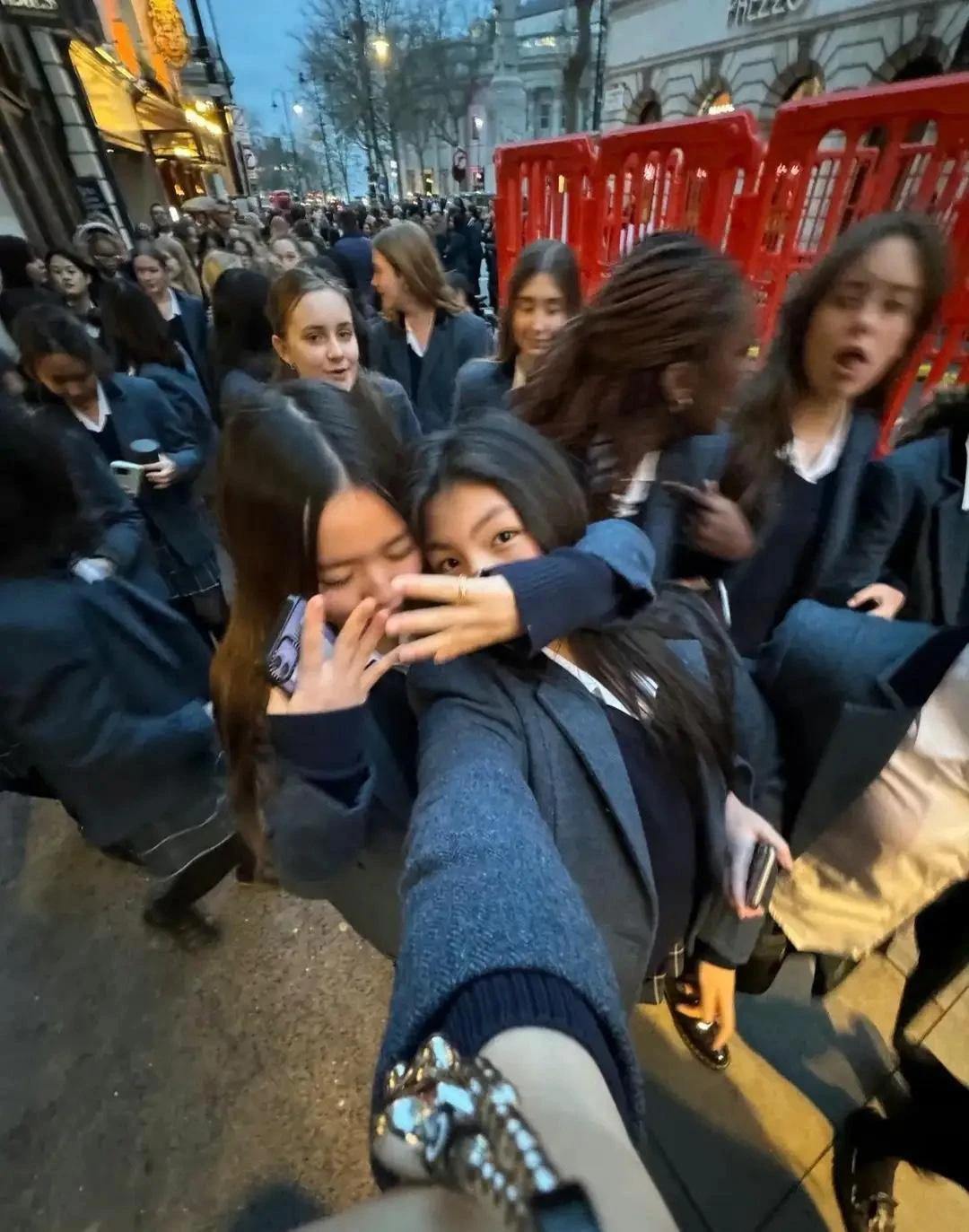 王诗龄在网上晒出了在国外学校，跟同学们的合影照片，看起来关系十分融洽。李湘曾说，