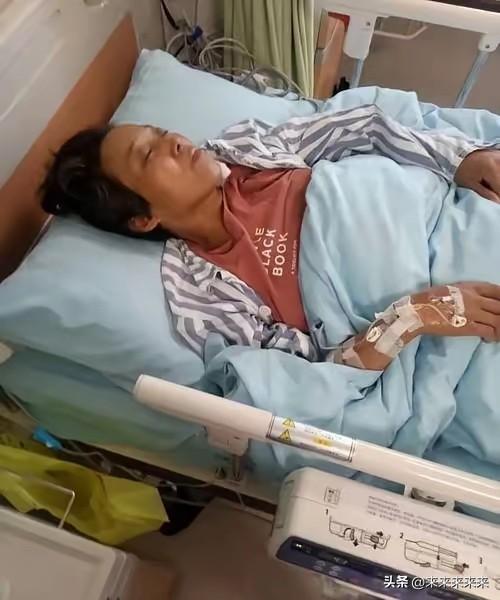 广东的王先生，在医生告知母亲已停止呼吸半小时后，跪在抢救室门前，哭着恳求医生再试