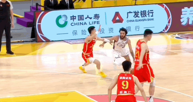 豪斯突破完成得分后，对着林秉圣一顿嘲讽，喷完垃圾话还比Too Small。裁判上