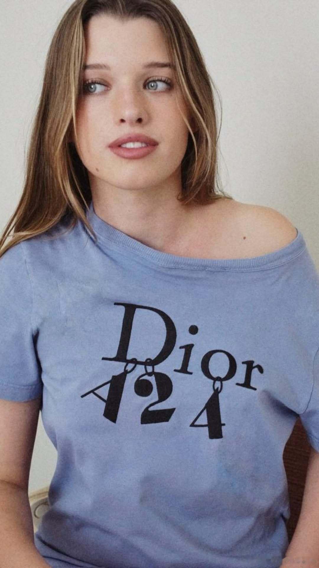 ever anderson艾尔安德森身着Dior和A24标语T恤为Dior me