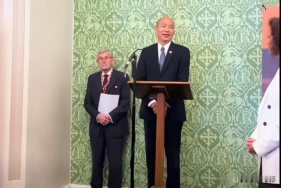 韩国瑜率团窜访英国，高呼“决不投降”！

他在英国议会的酒会上，竟然用英文喊出了