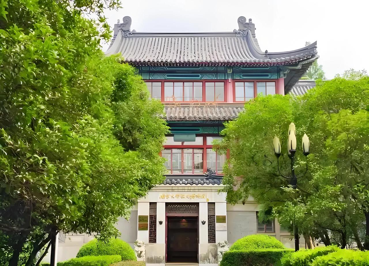 走进南京大学校史博物馆，最先映入眼帘的是其独特的建筑风貌。这座展馆坐落于鼓楼校区