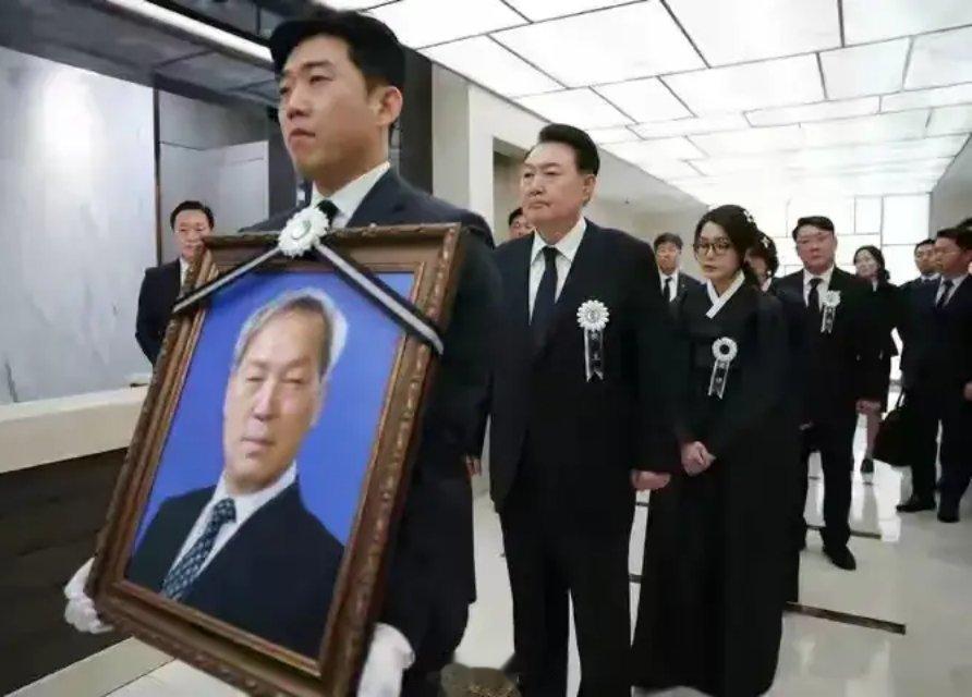 尹锡悦父亲去世三天不到，他就一脸媚笑参加美日韩戴维营会议，会晤拜登、岸田文雄。美