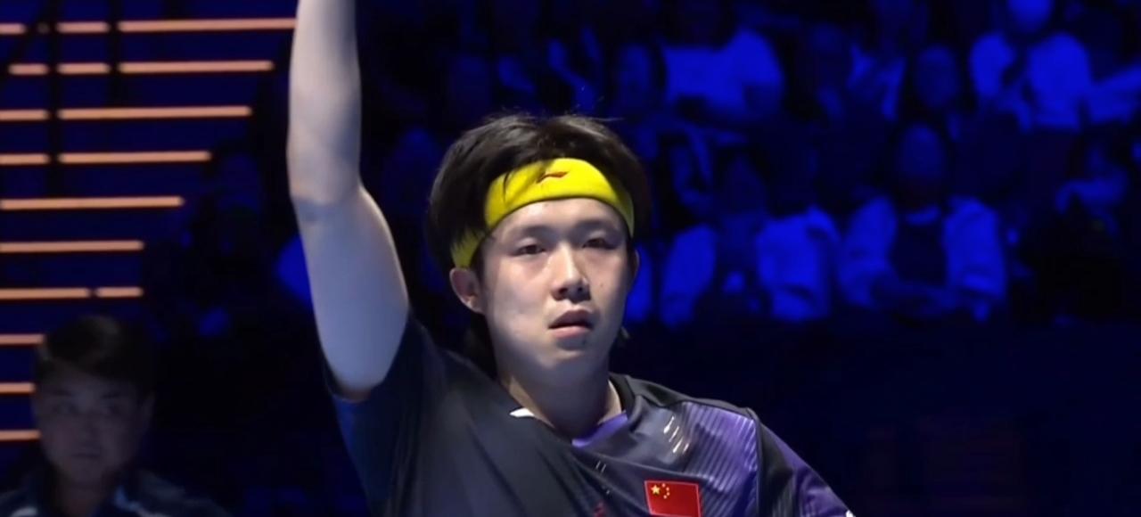 王楚钦4:8追至8:9，
他今天成为追分的神，
首局关键分两分之差，
他负于小勒