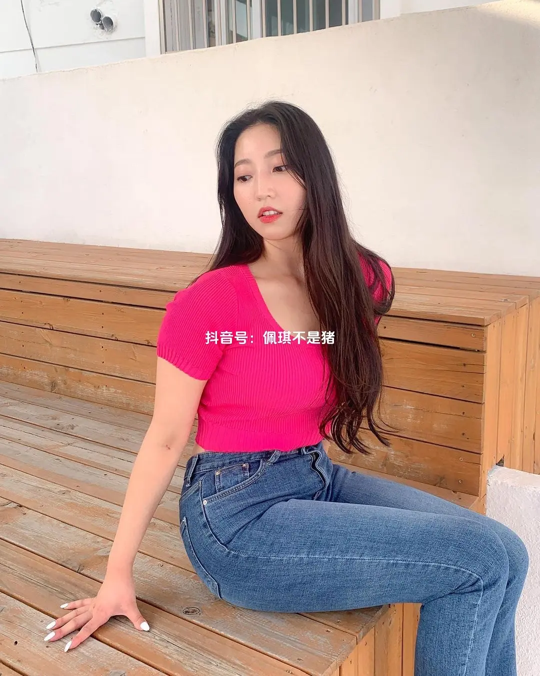 男孩子的中指和食指是用来夹烟的，而不是用来欺负女孩子的