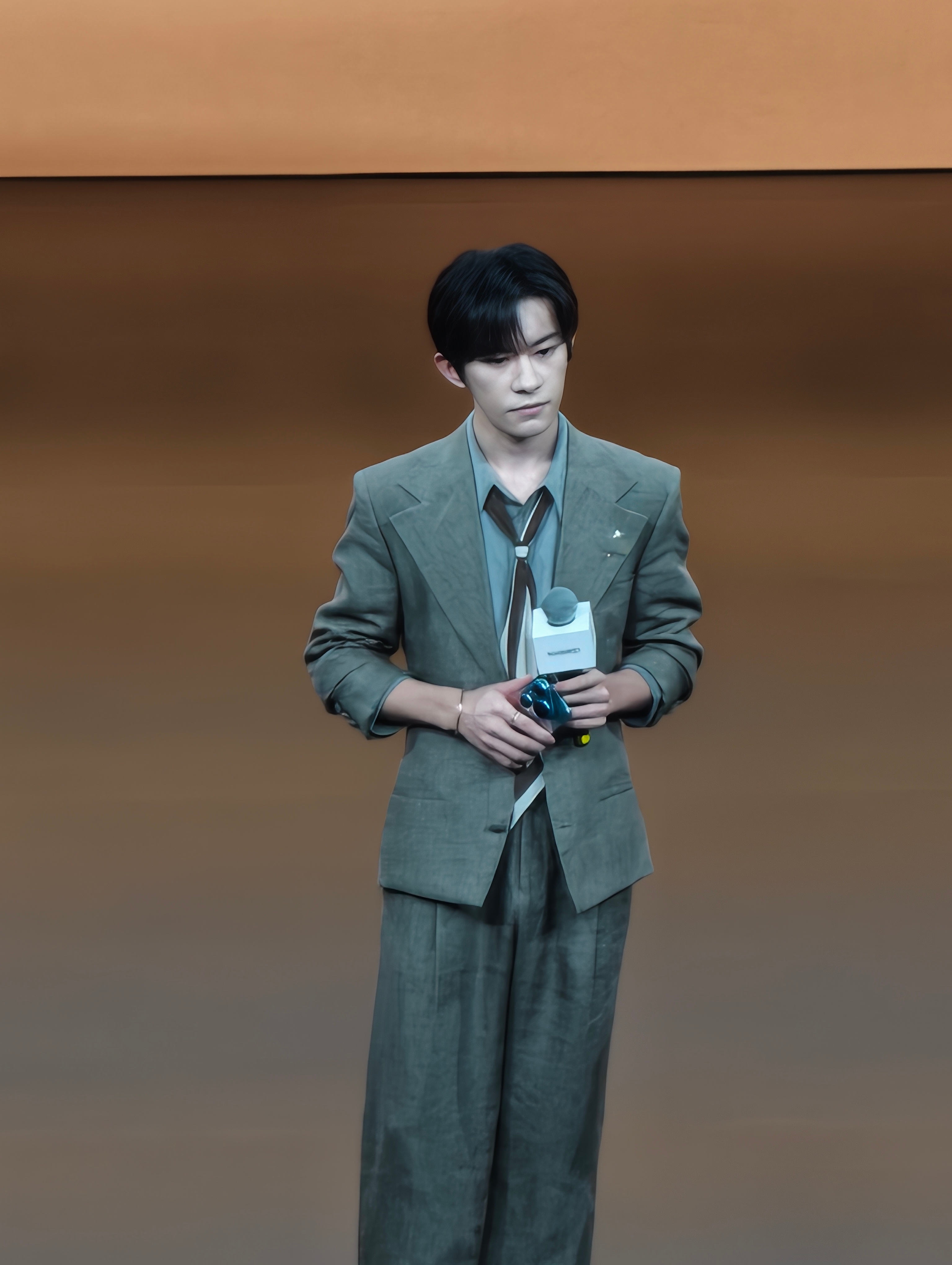 华为Pura 90系列及全场景新品发布会上的易烊千玺。怎么样，爱了吗？ 