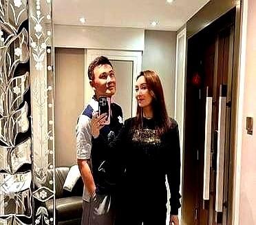 屏幕里高婕刚摔门，56岁的郭可盈却把脸死死贴在林文龙肩上。
　　桌上摆着写有Lo