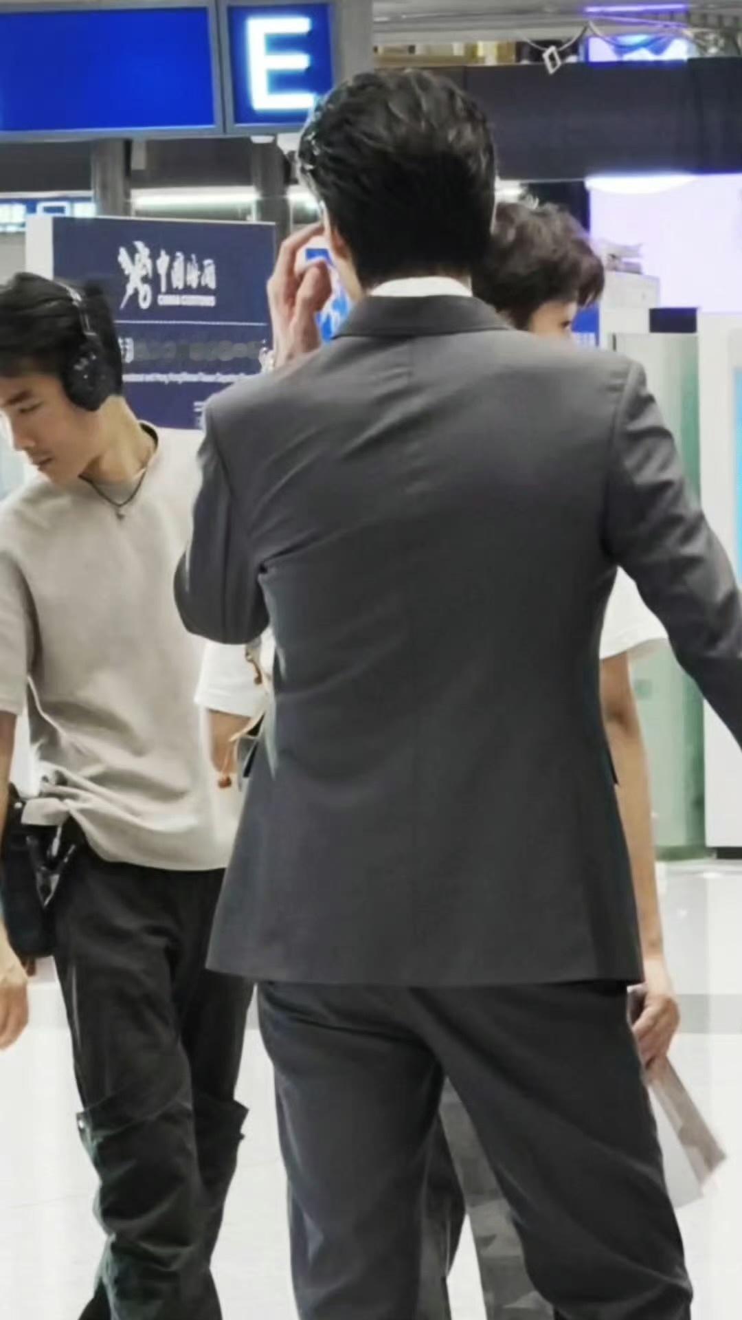 顺着自己小屁股慢慢摸上去素在。。。。[吃惊][吃惊][吃惊] ​​​