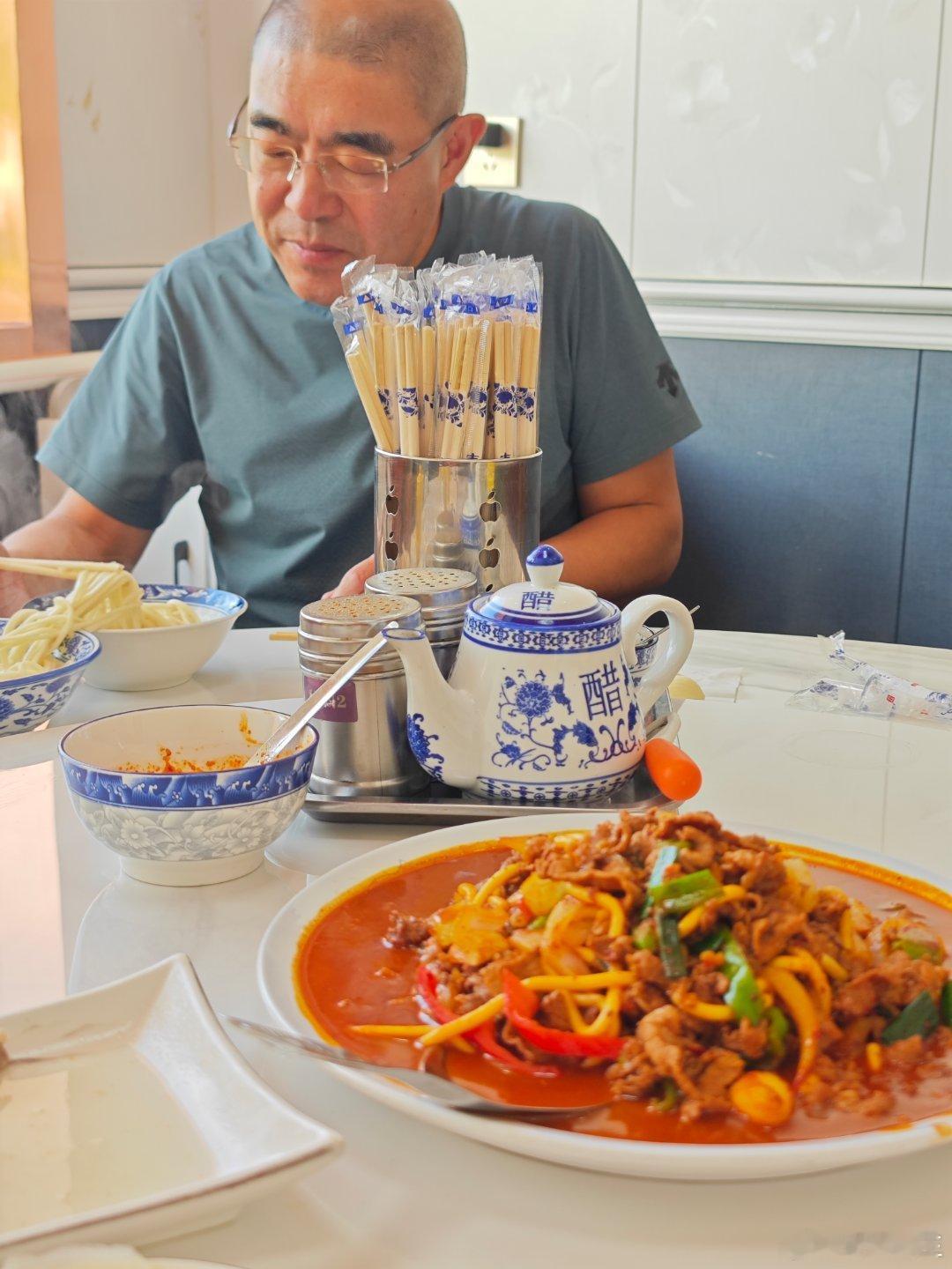 荡了一天，黄昏时分从临夏回族自治州上了高速路。晚饭点时分，下了高速路口，路边寻到