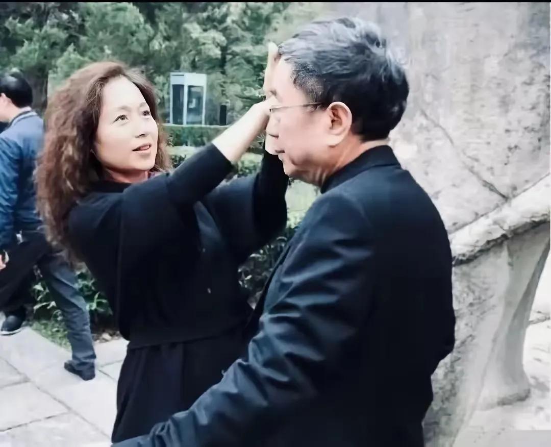 岁月不饶人啊！余秋雨老了，他的年轻妻子也老了，看到照片中的他们，有一种才子暮年，
