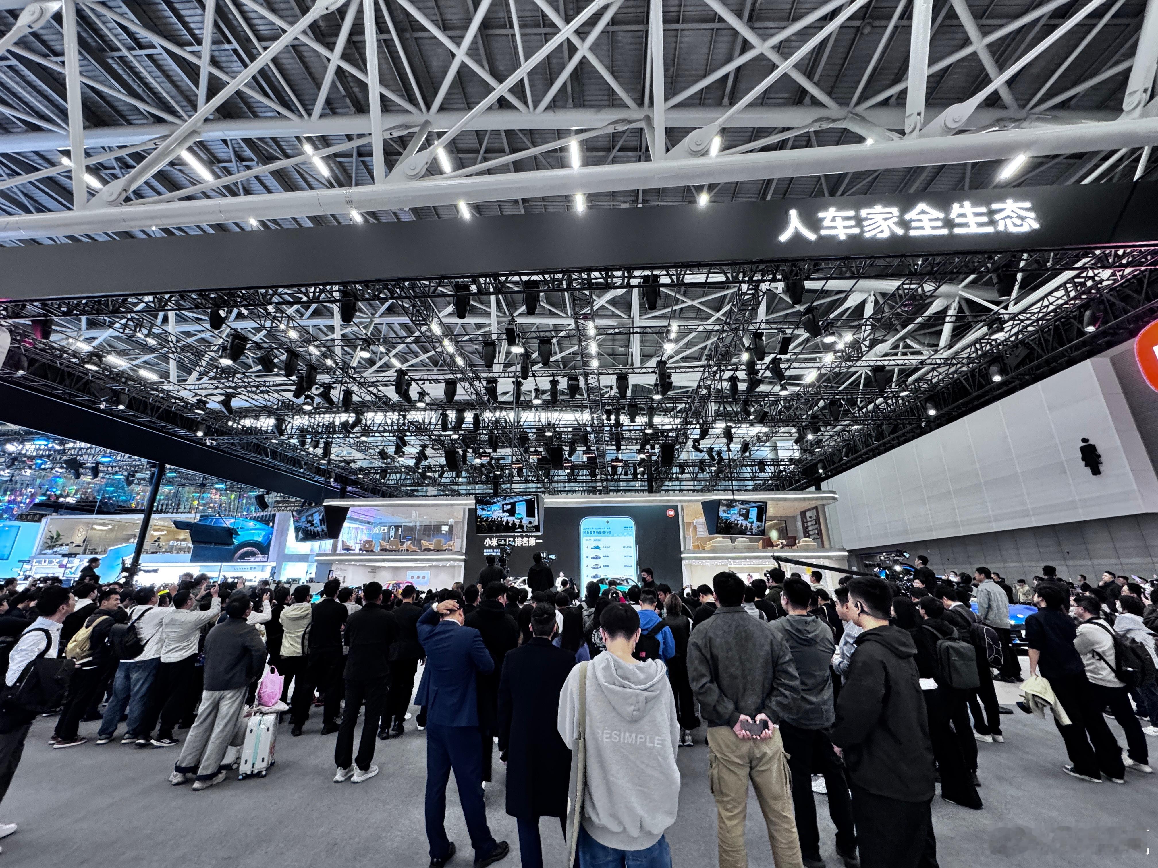 毫无意外，小米展台是全场最热闹最火爆的展台，没有之一  