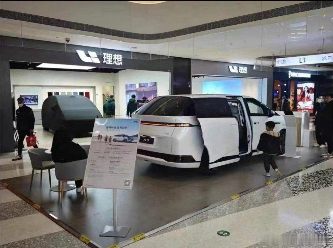 哈哈哈哈，这等于堵门竞争了吧？ 小鹏X9将展车堵理想店面门口展示。这也是小鹏很有