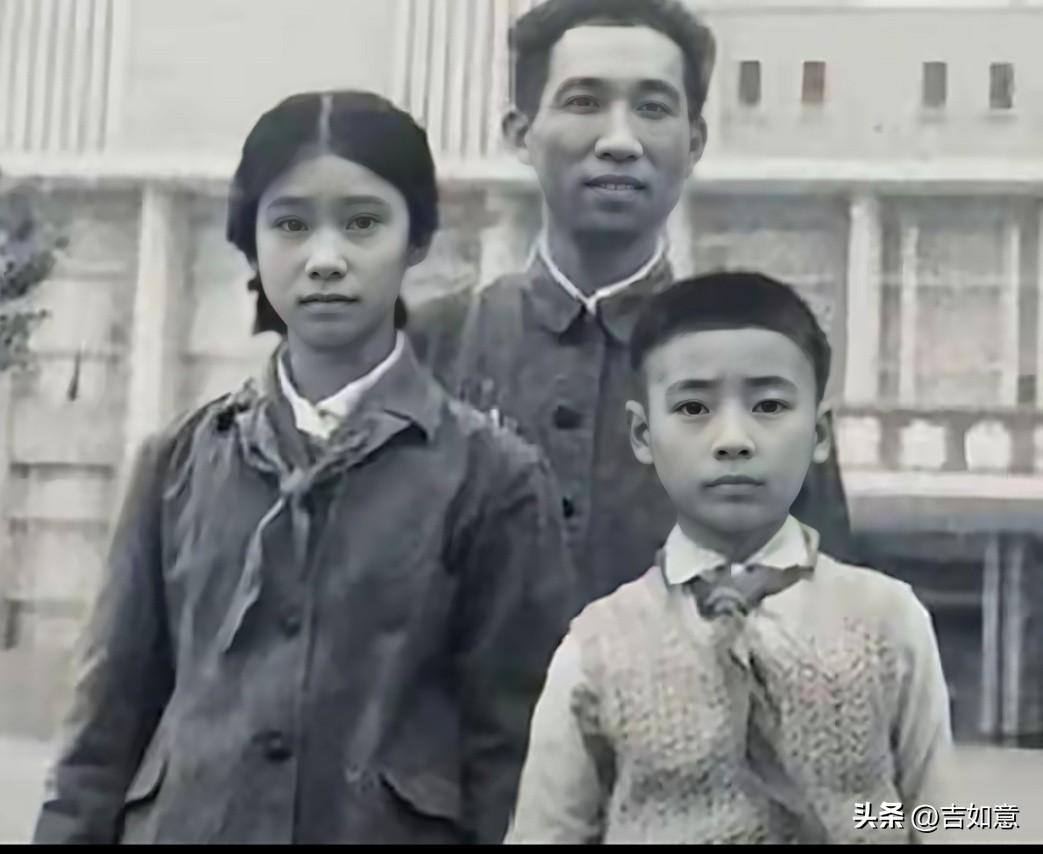 老照片，听说这照片里的小男孩是个名人，你能看出他是谁吗[what]