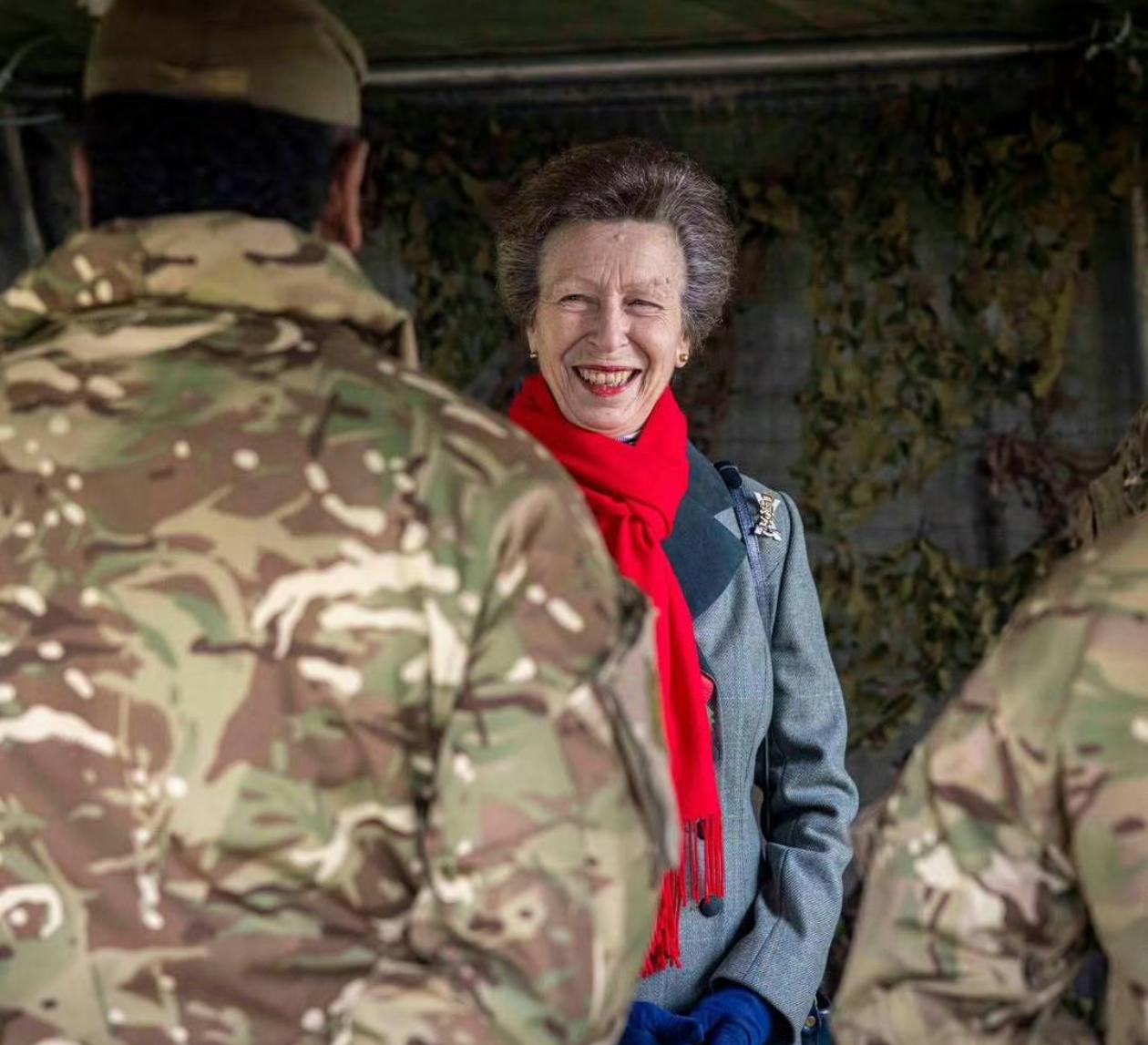 与此同时，爱丁堡公爵爱德华王子今天在威尔士卡迪夫与参与爱丁堡公爵奖计划的威尔士年