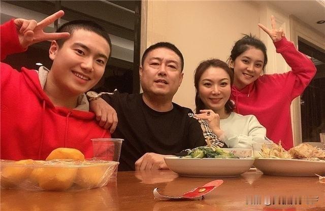 这张照片是国乒选手梁靖昆官宣恋情时，和女友奚美丽及家人的合影，也是当年很受关注的