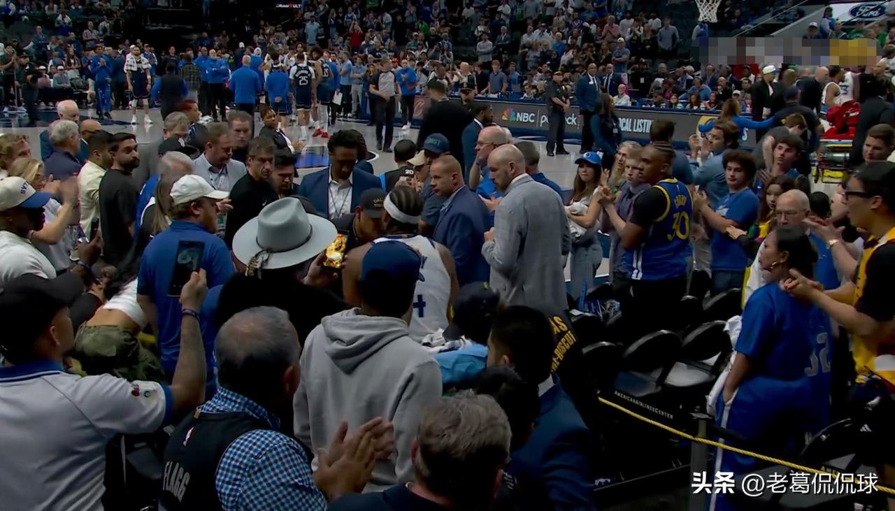 在今天勇士客场挑战独行侠的比赛中，发生了让人热泪盈眶的一幕。当时比赛进行到了加时