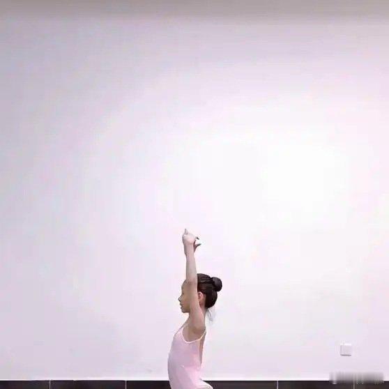 《舞蹈爱好者展示基本功柔韧训练动作》播放量：769作者：待海教学 ​​​