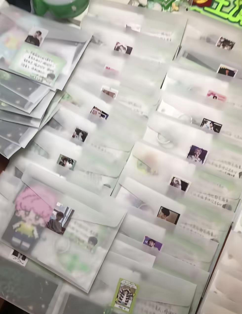 我一直说做物料好累 骗你的 我做物料的时候最幸福了！去年从广州返校的高铁上拆开同
