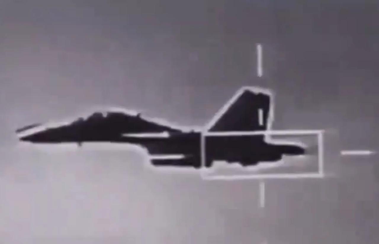 歼-16D电战机赴台海军演，让台军雷达秒变“睁眼瞎”。

台军F-16V使用AN