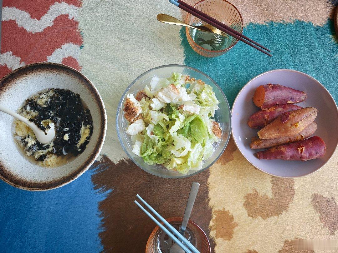 今日午餐：红薯+蔬菜沙拉