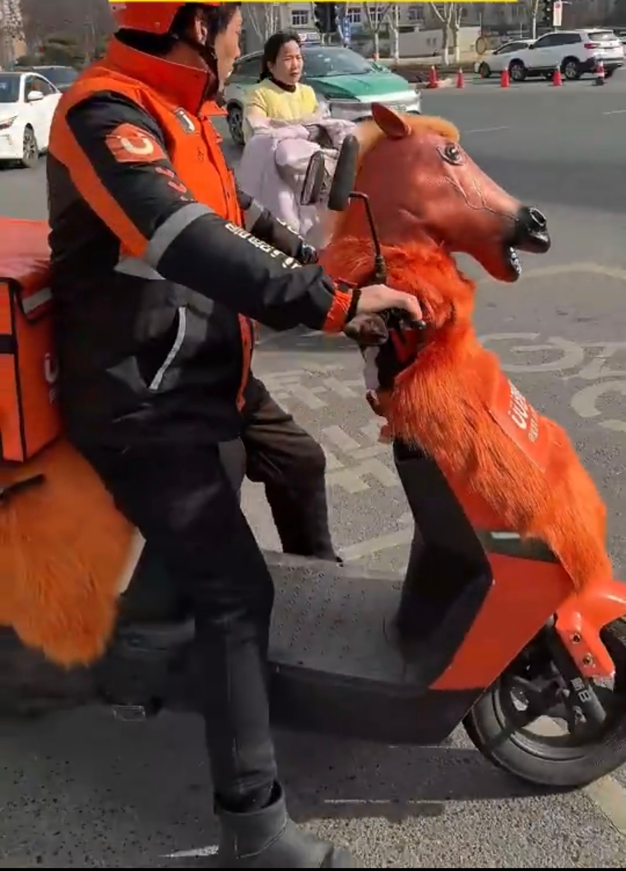 外卖小哥爆改电动马爆火 这位外卖小哥的创意实在是太有趣了，他用双手将平凡的电动车