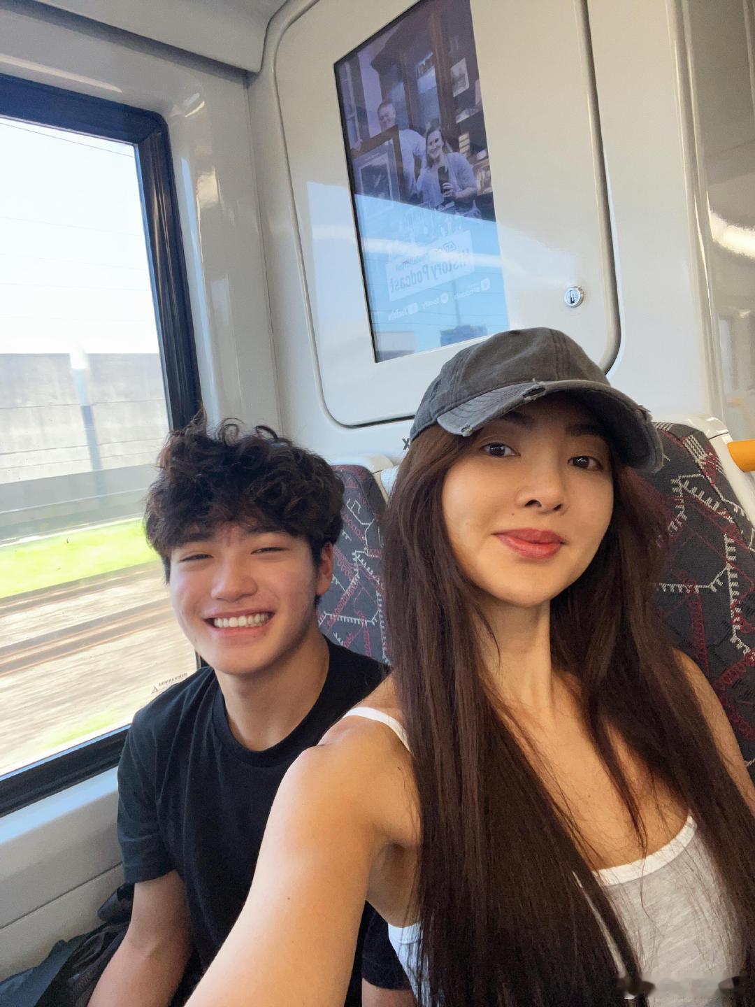 吴速玲带儿子女儿旅行吴速玲带儿女旅行吴速玲的旅行分享，和儿女坐地铁的画面温馨又真