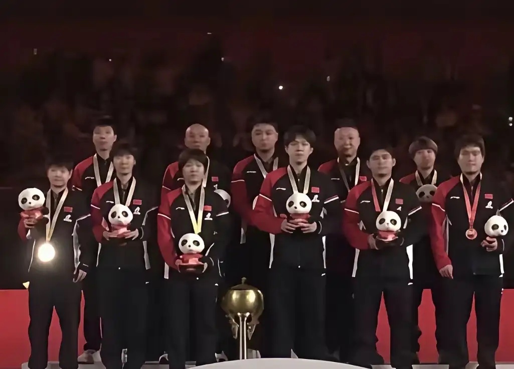 哇塞！莎莎在颁奖礼上“闪”出圈啦莎莎自带璀璨星芒！12月7日晚成都混团世界杯颁奖