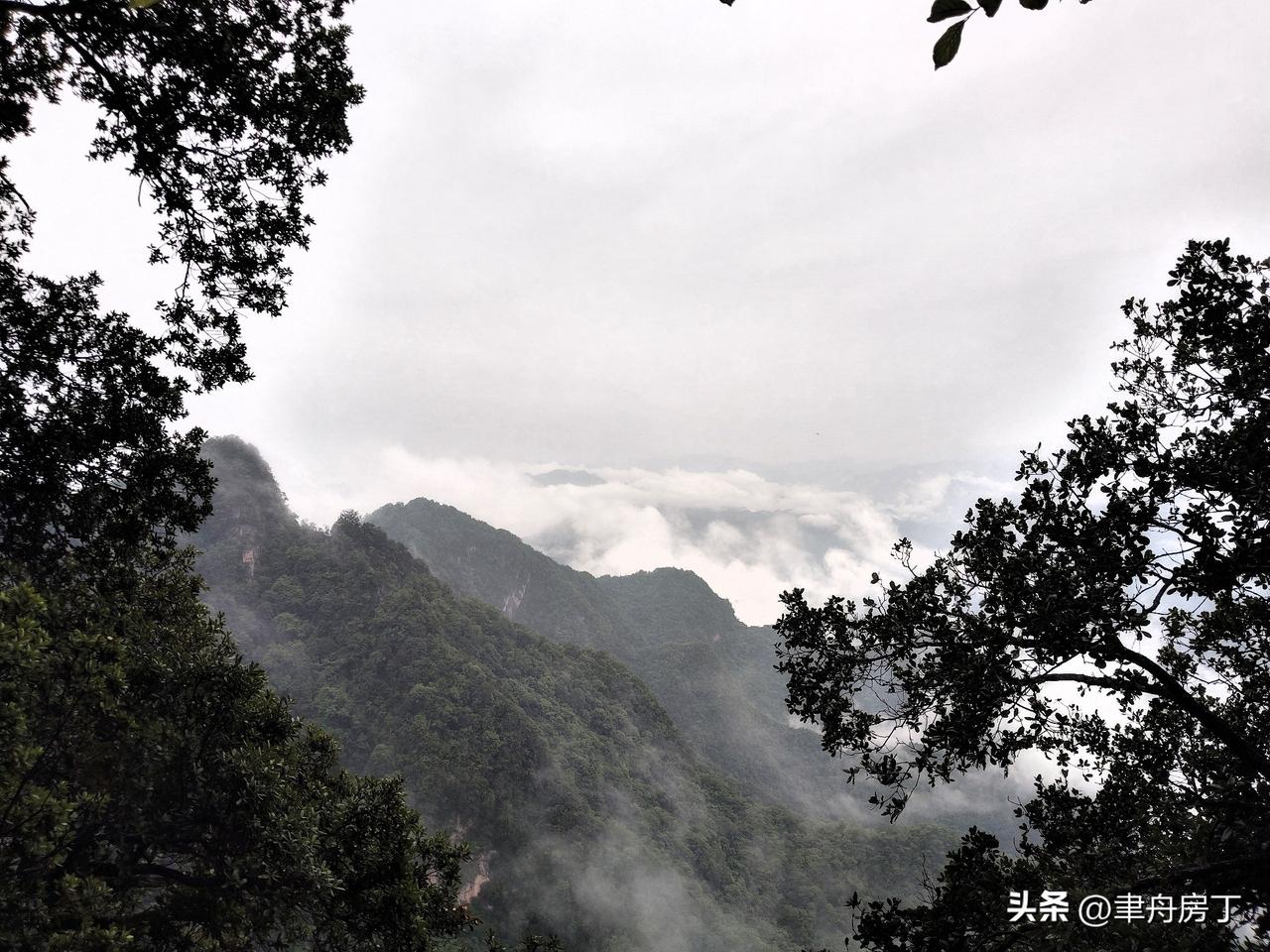 地阔载山河。