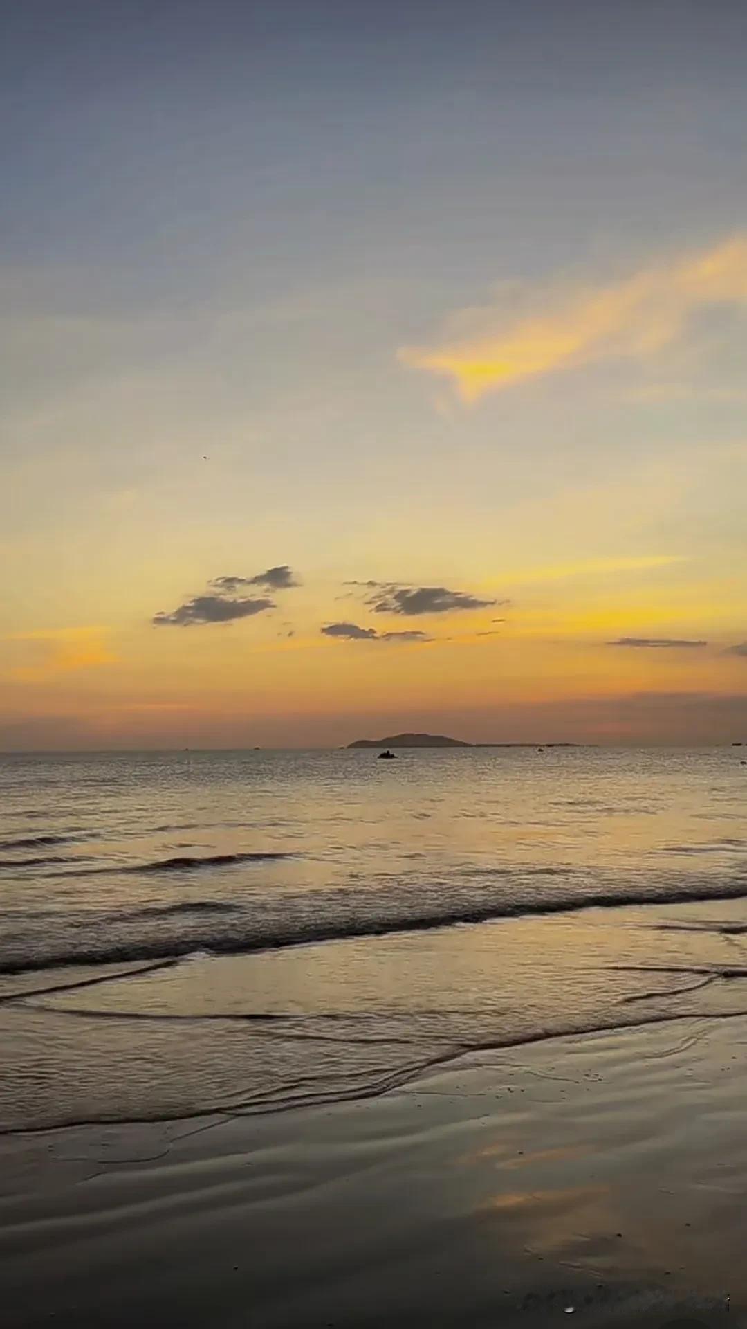 “夕阳西下，海浪轻拍，宁静的海滩时光”🌅🌊🏖️在海边拍的日落 海边蓝调落日