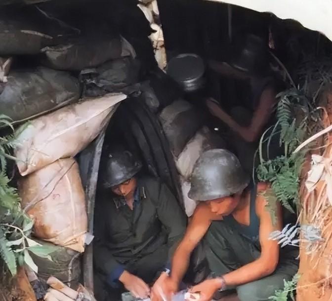 1986年，中越边境老山，一位战士要上211高地。临行前军长敬他茅台酒，师长把自