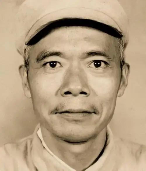 中央调查部部长端着酒杯，走到一个闷头吃饭的老头面前，张口就叫"小兄弟"！这老头是