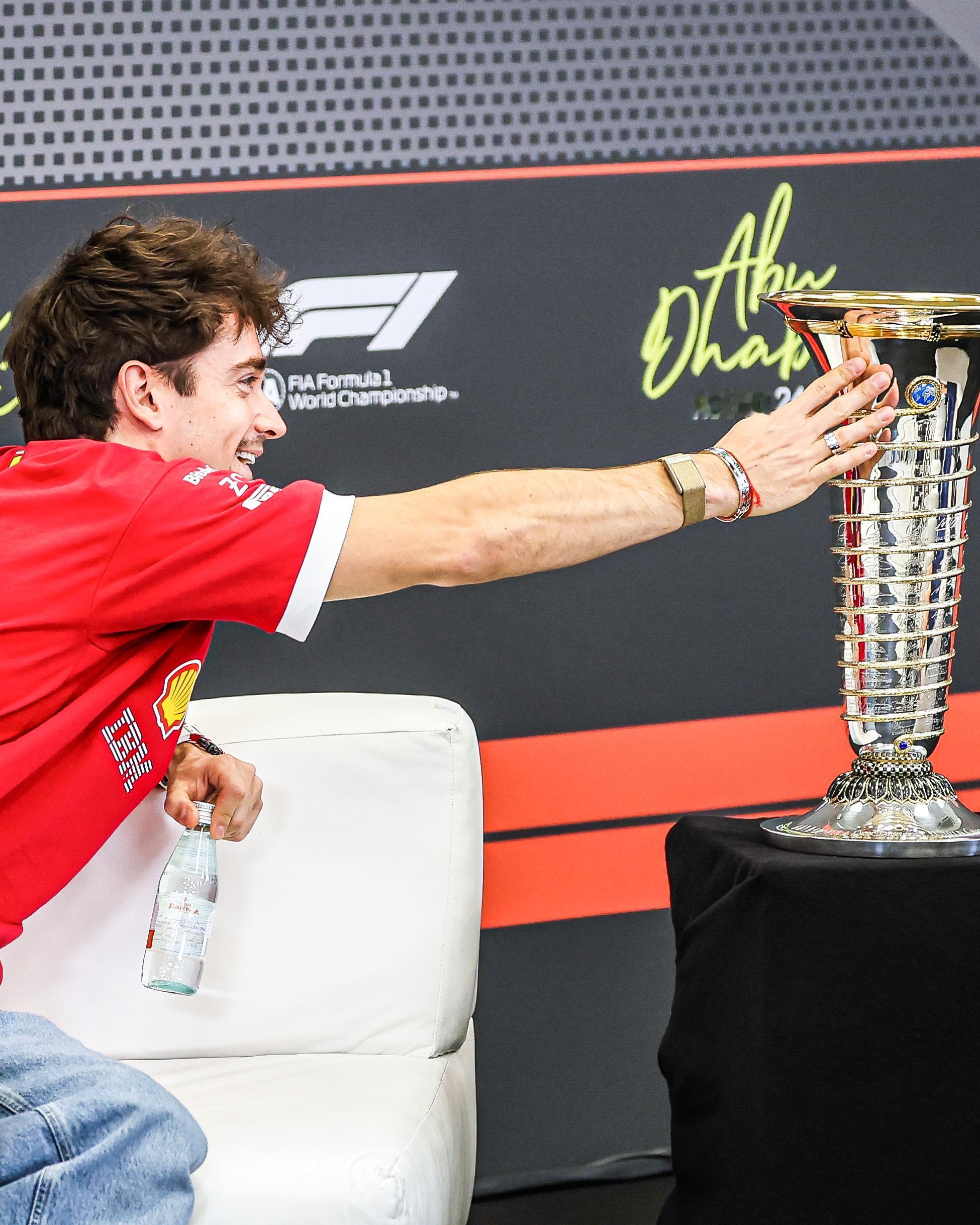 勒克莱尔：嘿嘿嘿嘿 年度车手总冠军的奖杯🏆F1赛车2025F1阿布扎比大奖赛