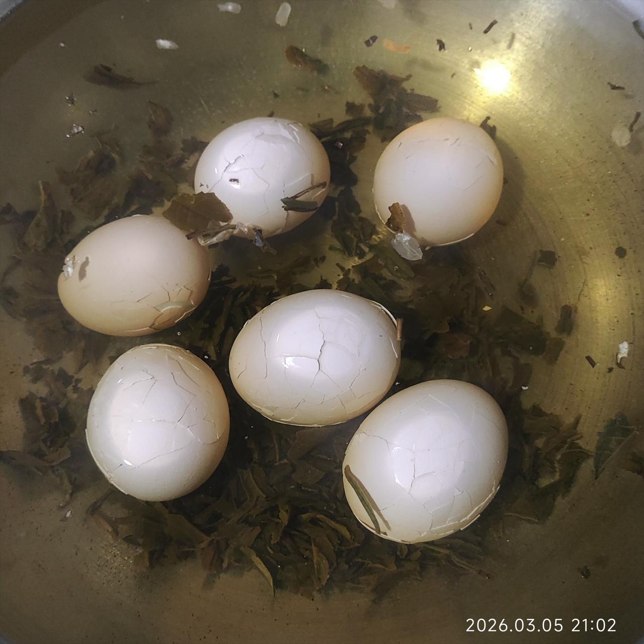 晚上睡觉前煮了6个茶叶蛋，明天早上吃。

晚上在厨房洗碗，突然想到煮几个茶叶蛋吧