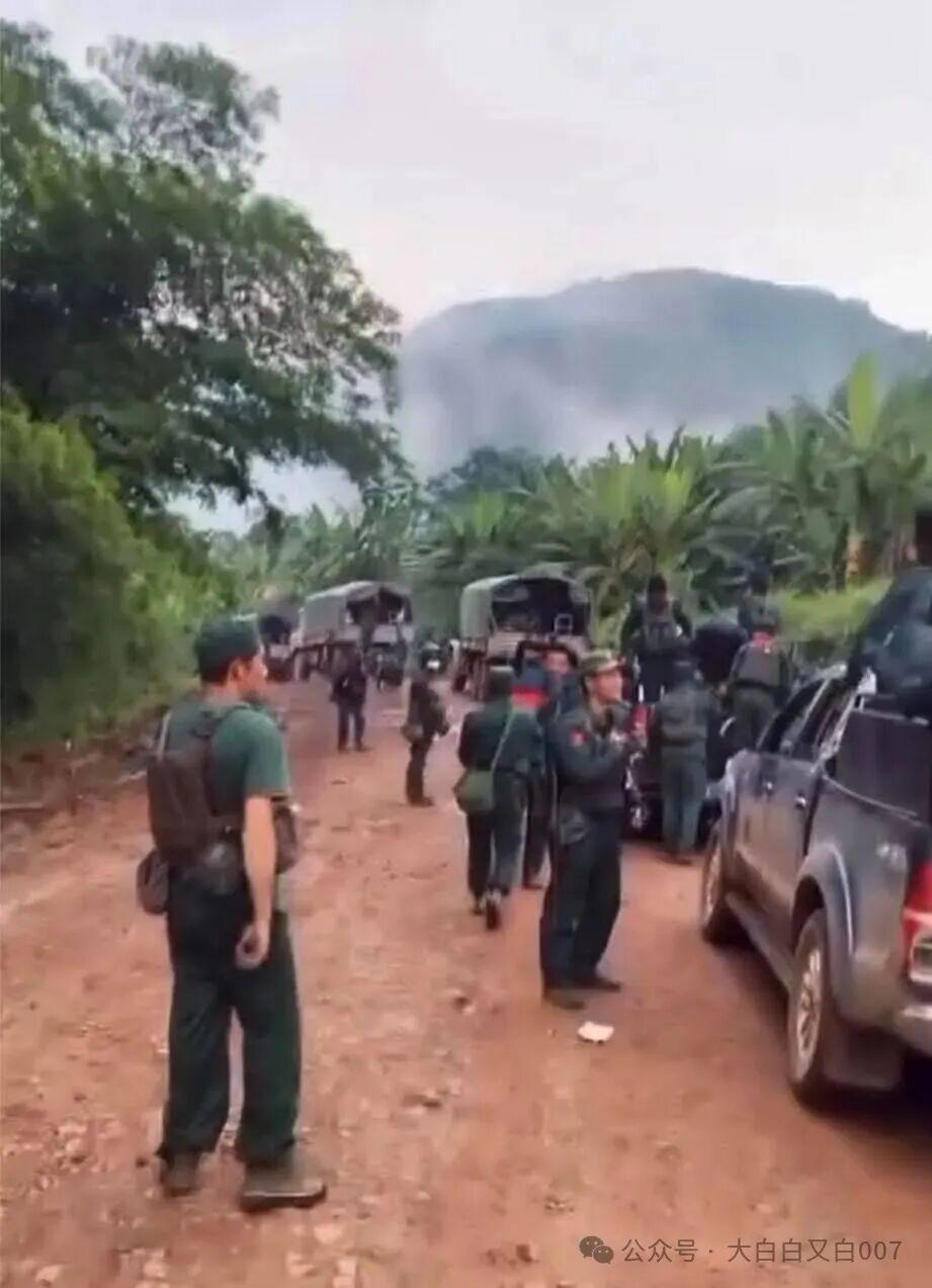 果敢同盟军兵分4路包围贵概镇，德昂军挖掘战壕紧急备战，双方一触即发
据贵概镇当地