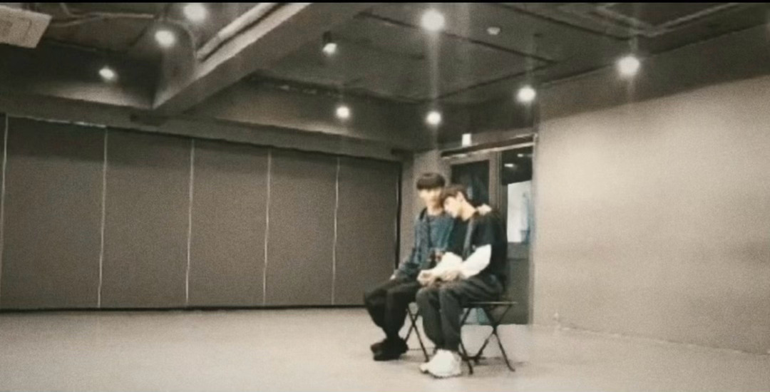 因为孤独的总和 让我们相互依偎着 ​​​