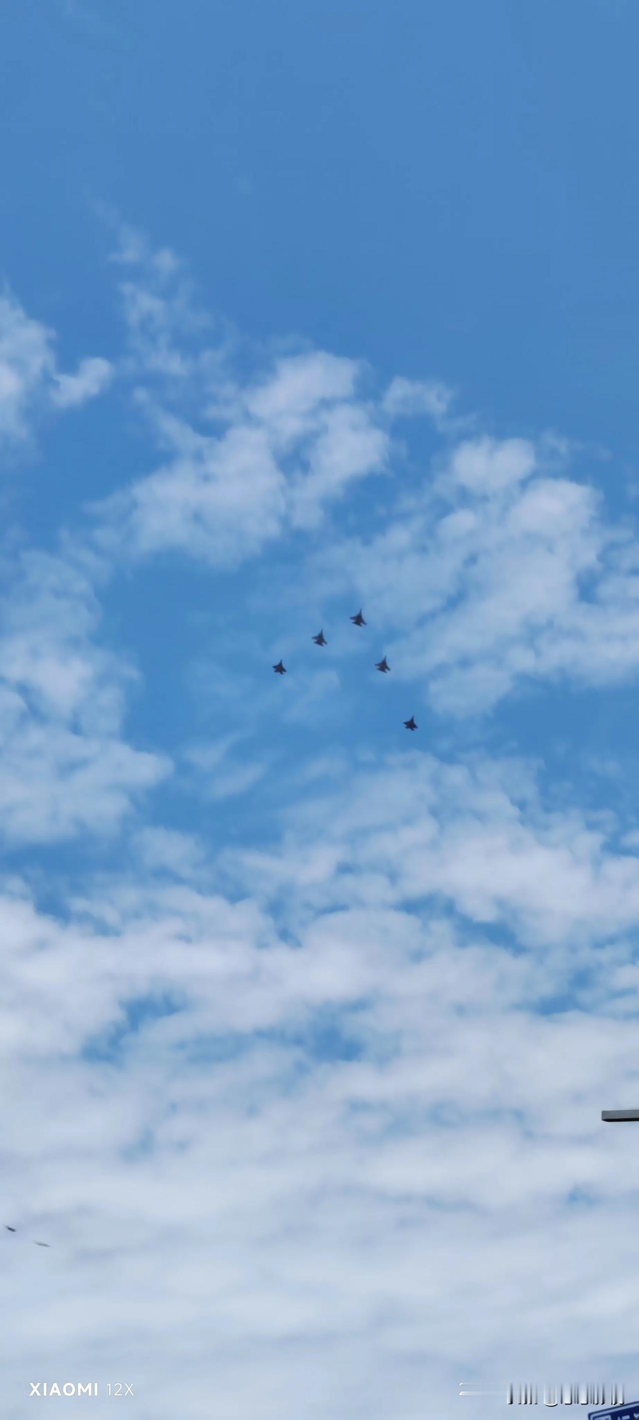 看见此情此景
我也好像翱翔天空