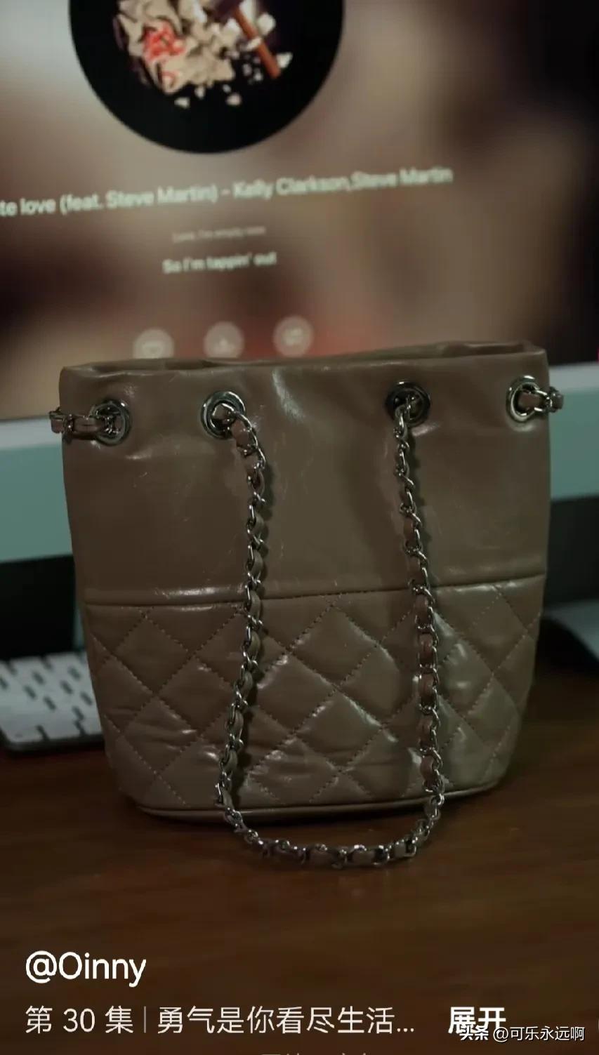 面临破产打工人，如何在三年时间里逆袭，成为抖音电商女包销售Top10。

90后