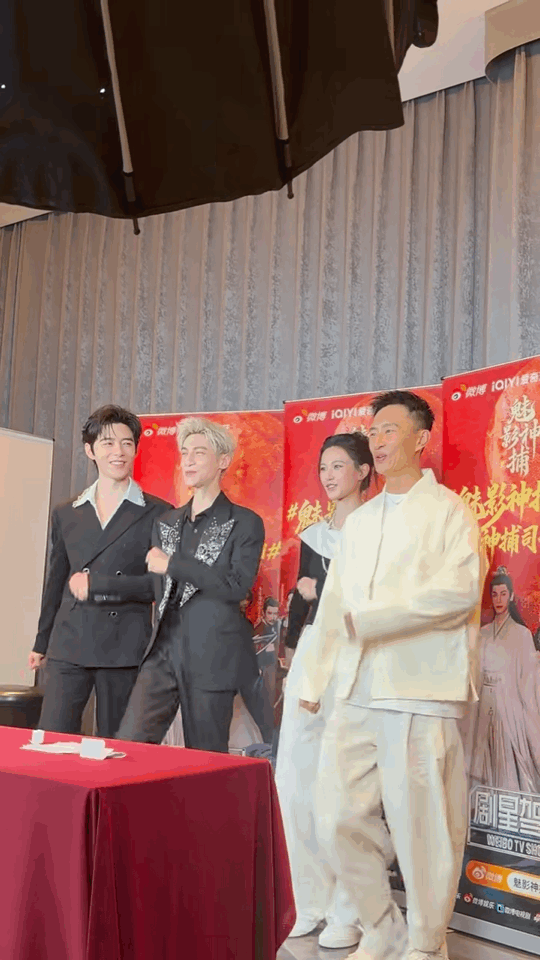 罗云熙直播踢正步唱红歌国庆剧宣还能这样打开，大家一起迈着整齐步伐唱起熟悉旋律，欢