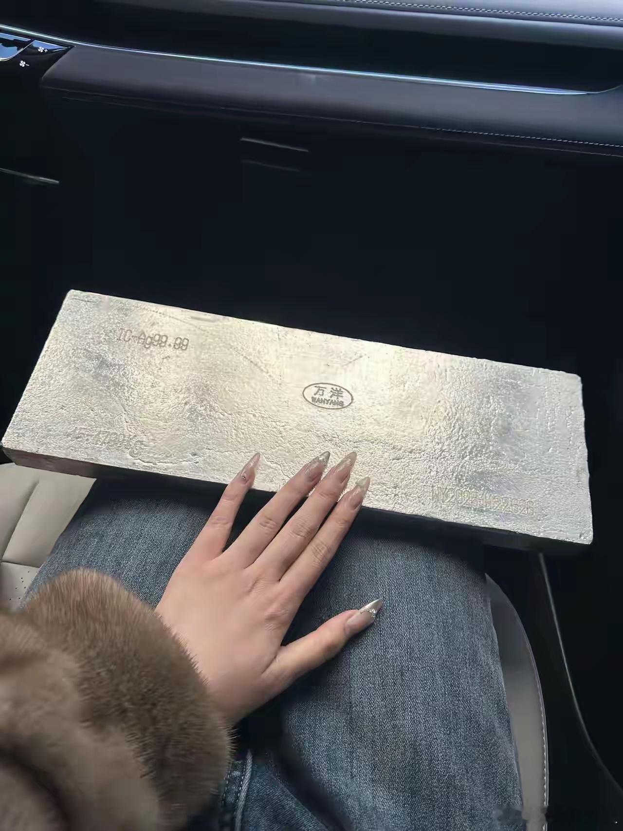 姐拿不下黄金 还拿不下你吗。做人不要太攀比 我有15000克白银 你有吗？ 