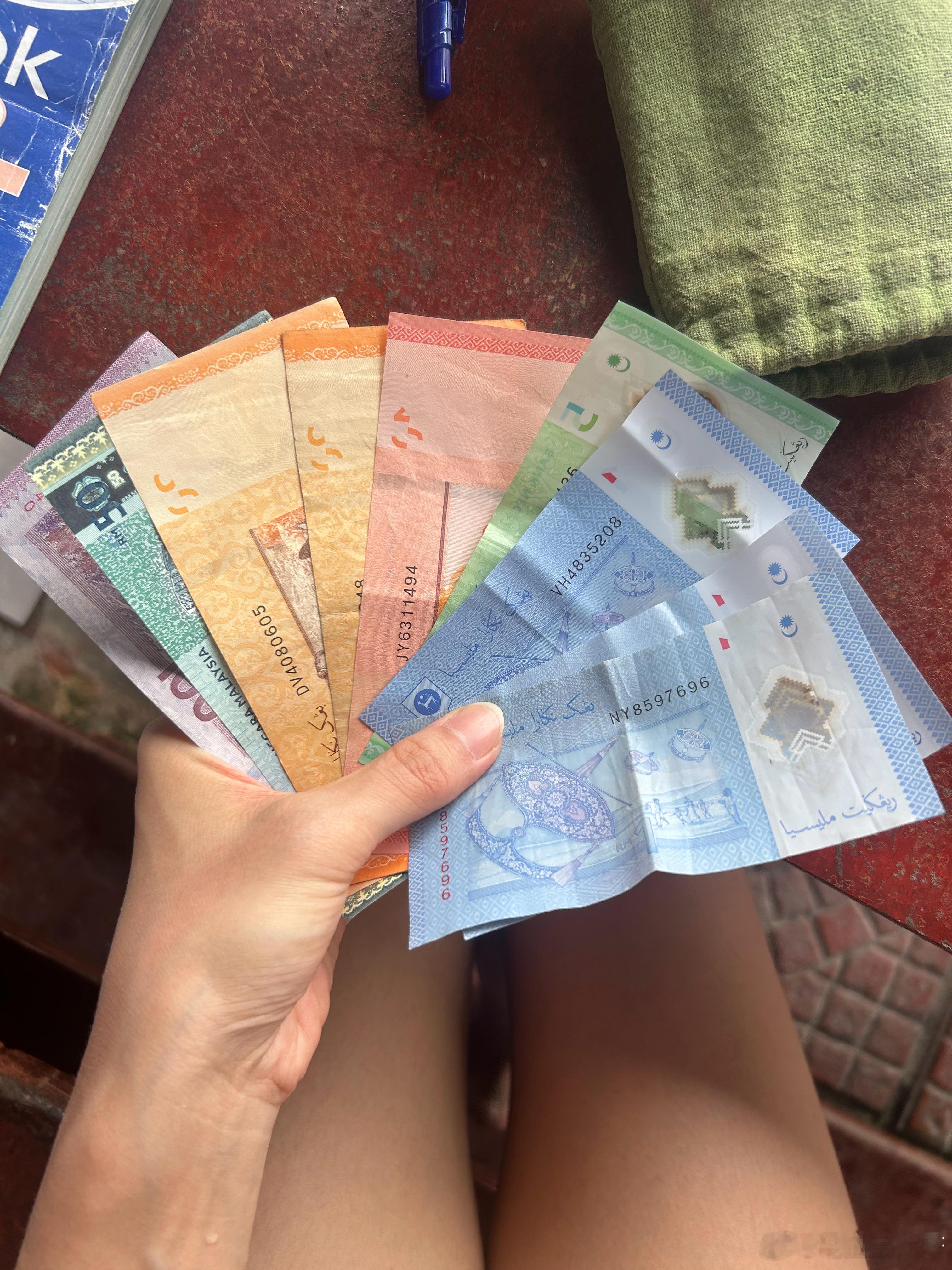 又来写日记啦好多都必须现金支付，于是今天东拼西凑的换钱，挺好玩的反正今天也没出岛