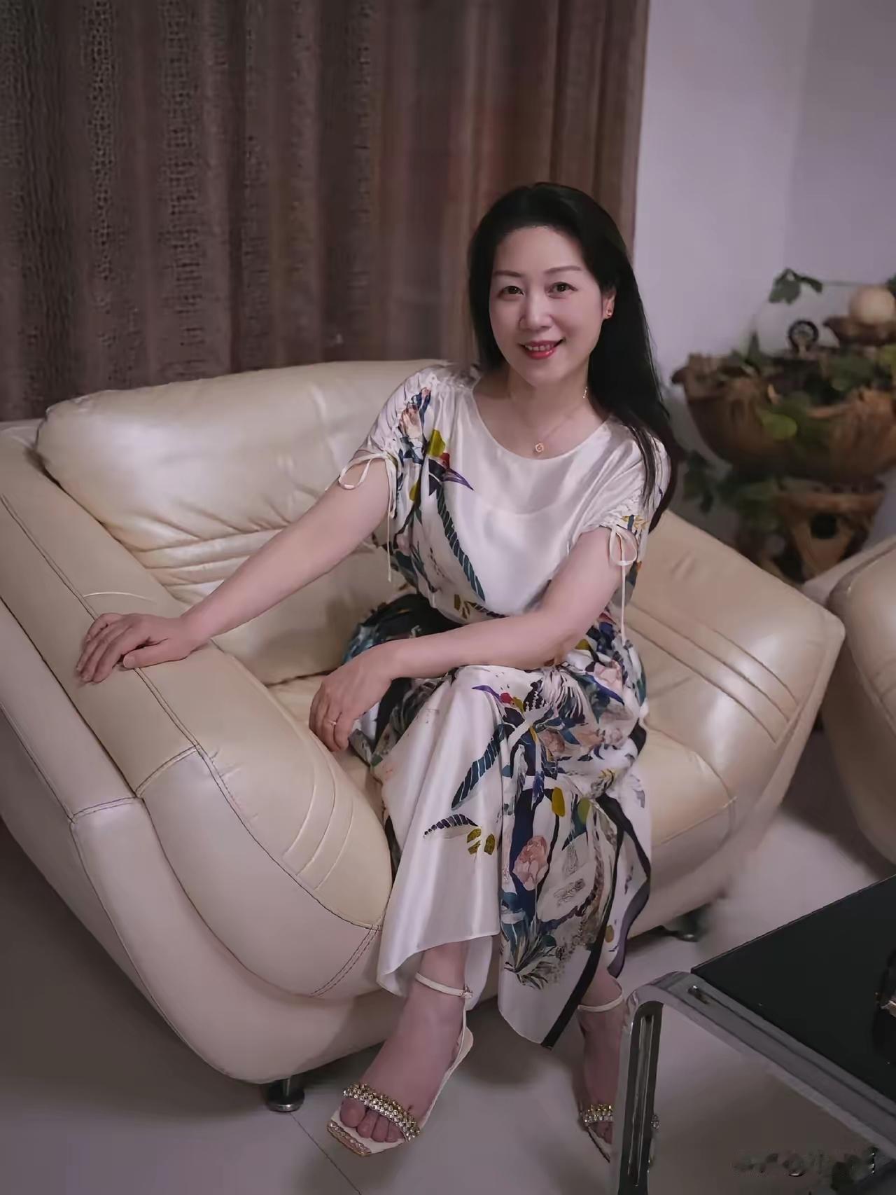 今年三十八，
星期闲在家。
清晨妆扮好，
含笑坐沙发。