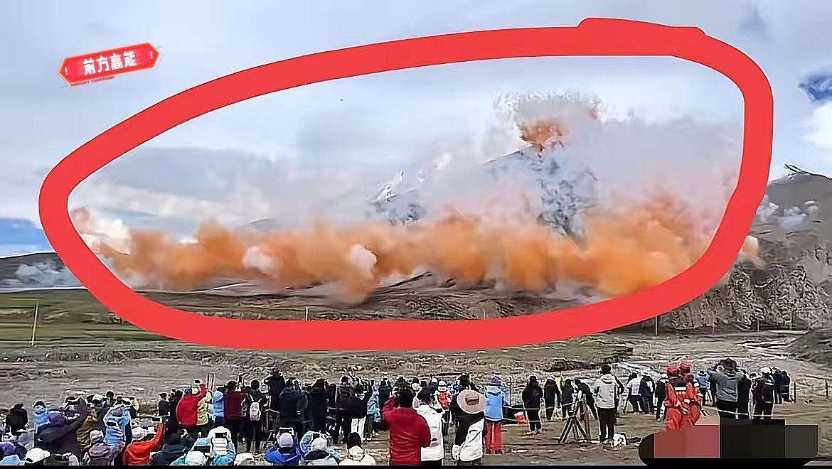 村民们说话了，一位住在山脚下的居民说到：当时看到始祖鸟一群人来到山那里，当时不知