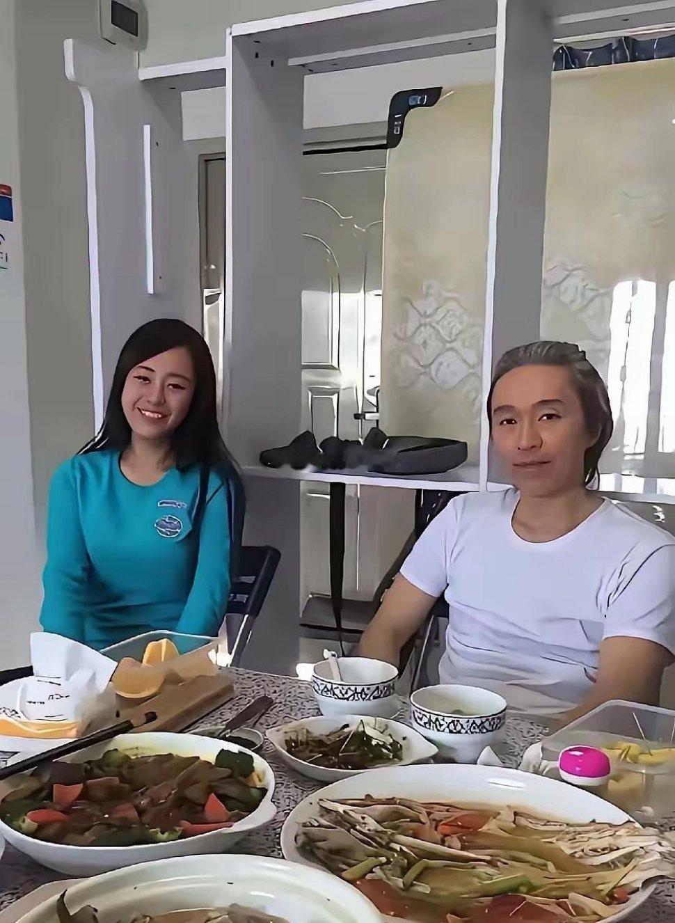 星爷也太讲究了，吃饭一个碗，喝汤另外一个碗。 