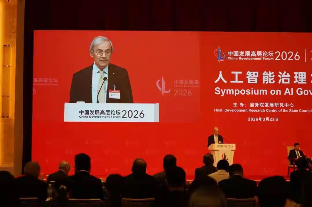 诺奖得主谈AI时代的就业前景 诺奖得主谈AI时代的就业前景，这话题挺值得琢磨。在