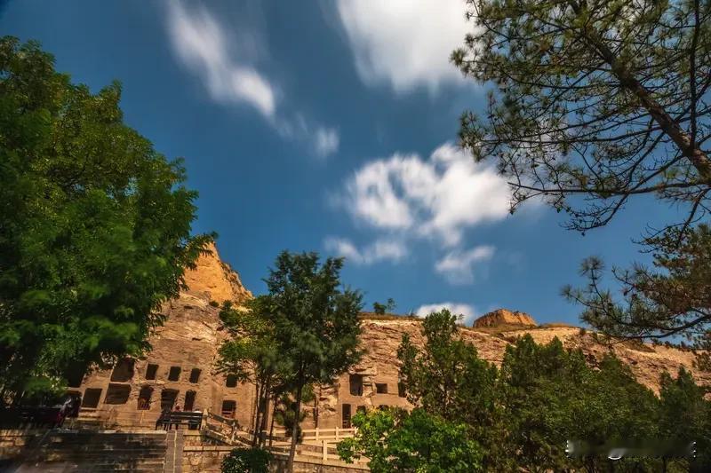 山西的好风光,在哪里?
山西的好风光，藏在表里山河间。北有云冈石窟，千年佛韵刻于